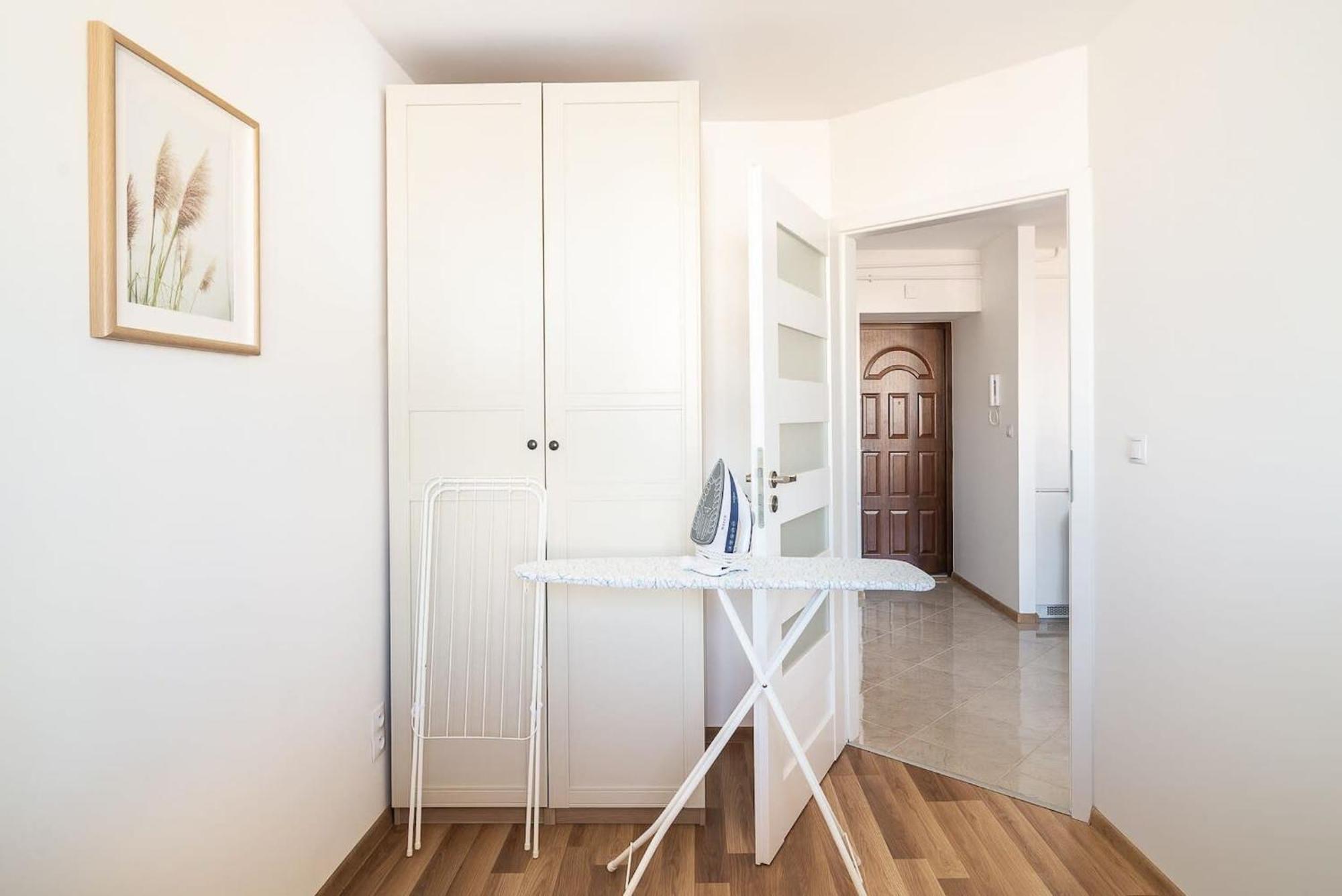Navy Aesthetic Apartment With Balcony By Noclegi Renters Warszawa Exteriör bild