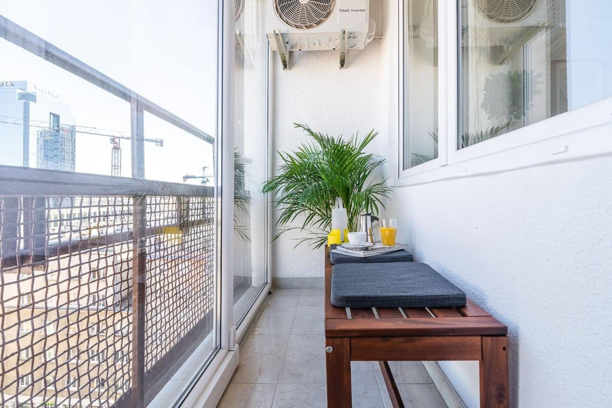 Navy Aesthetic Apartment With Balcony By Noclegi Renters Warszawa Exteriör bild